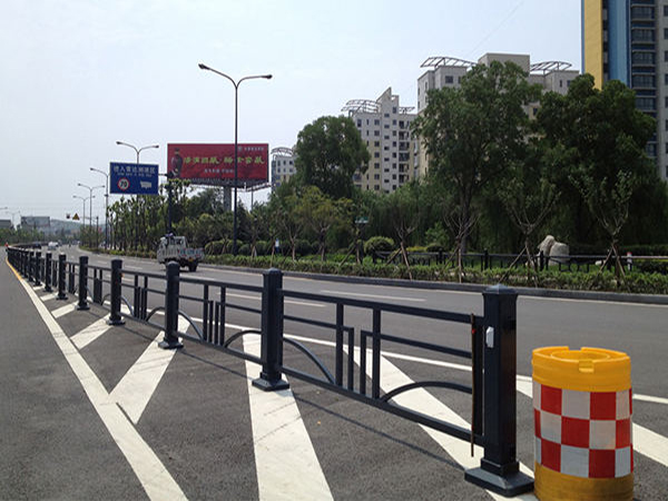異型道路護(hù)欄02