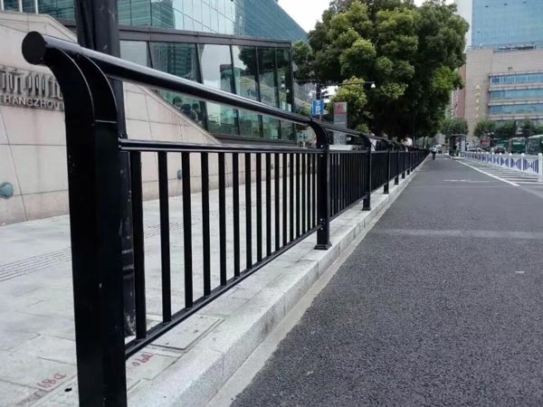 異型路邊牛角護(hù)欄024