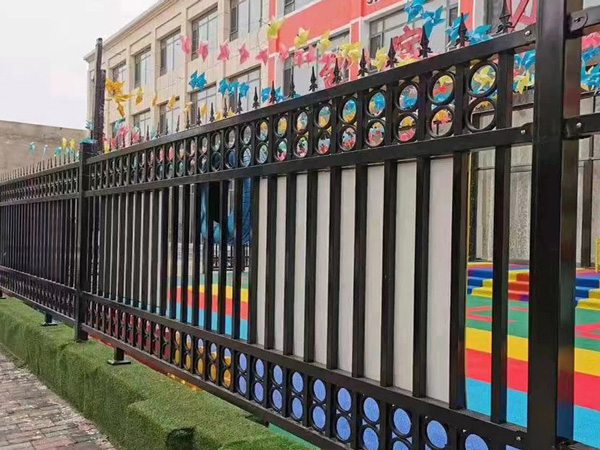 鐵藝護(hù)欄(四橫梁帶圈)W61