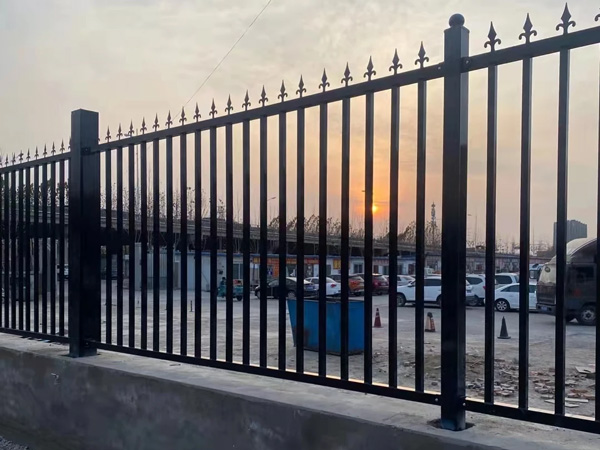 圍墻護(hù)欄(焊接欄桿) W21